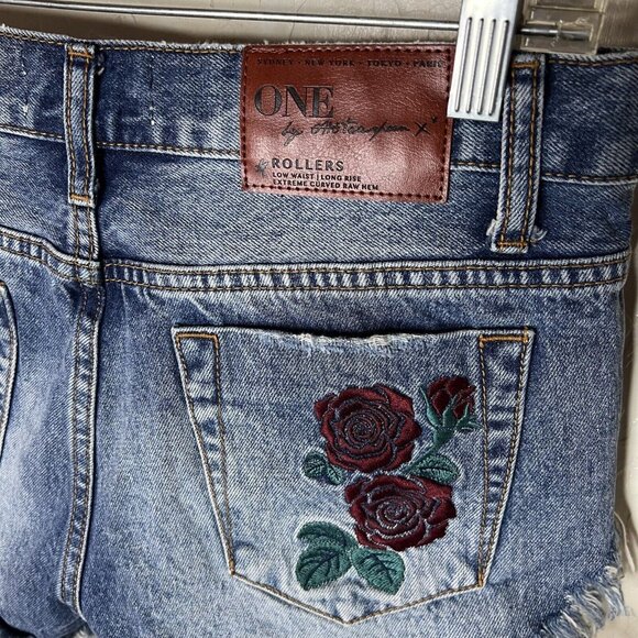 one teaspoon - rollers - low waist cut off shorts in flower embroidery - 30 - Picture 2 of 8